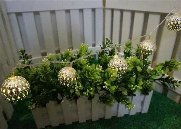 Guirlande lumineuse à piles – boules en fer émaillé ajourées
