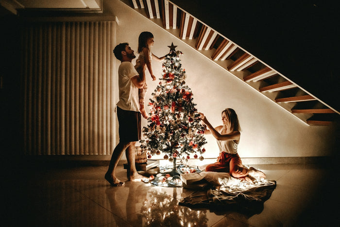 Père et enfant décorant le sapin